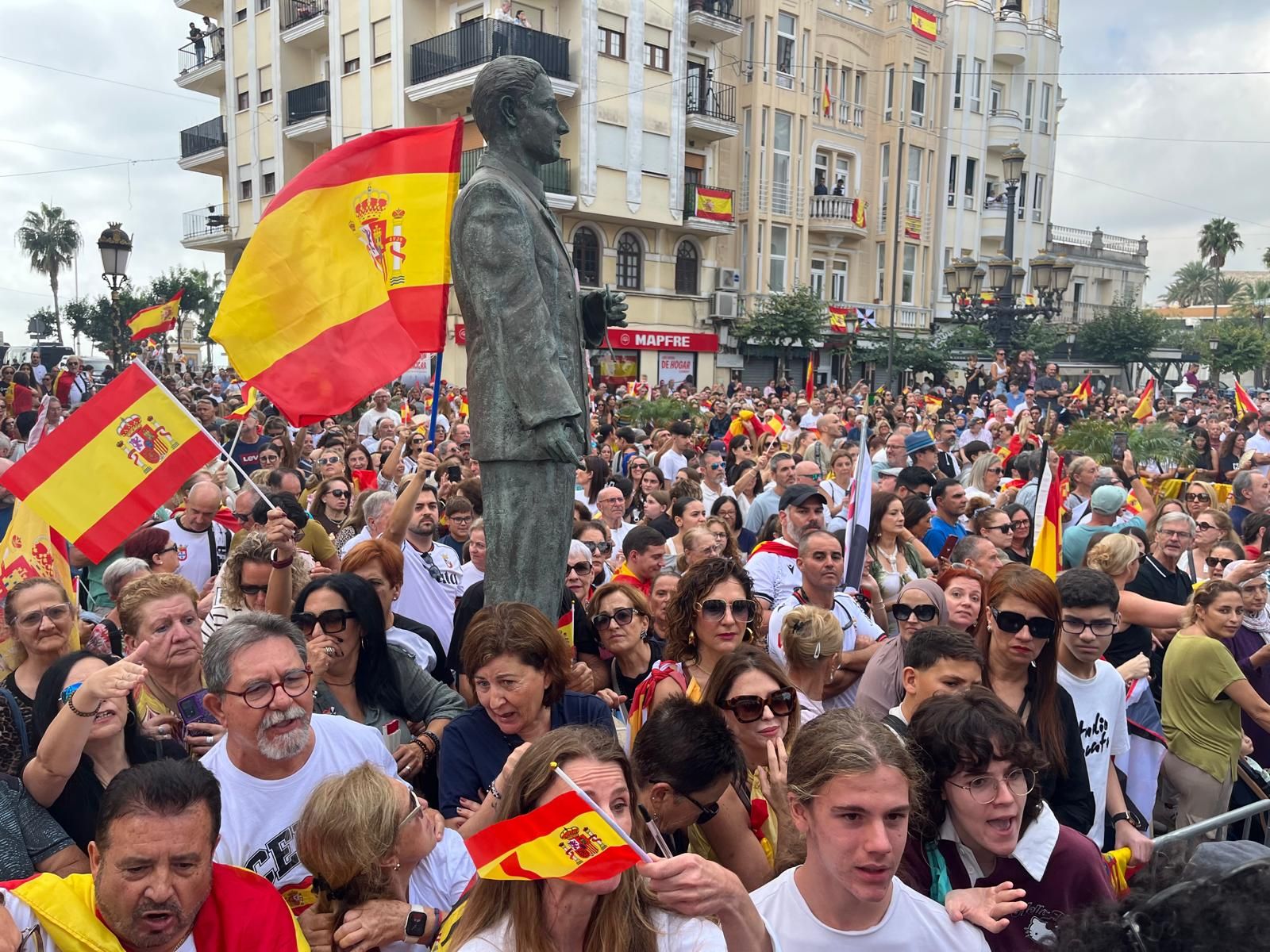 Miles de ceutíes aguardan la llegada de los Reyes frente al Palacio Autonómico