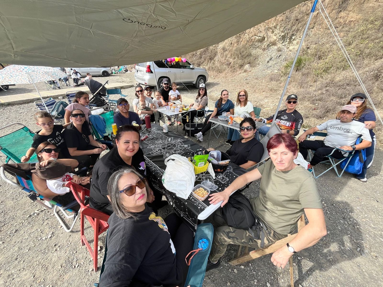 Una Mochila vivida con un ojo puesto en la preservación del entorno natural Una Mochila vivida con un ojo puesto en la preservación del entorno natural