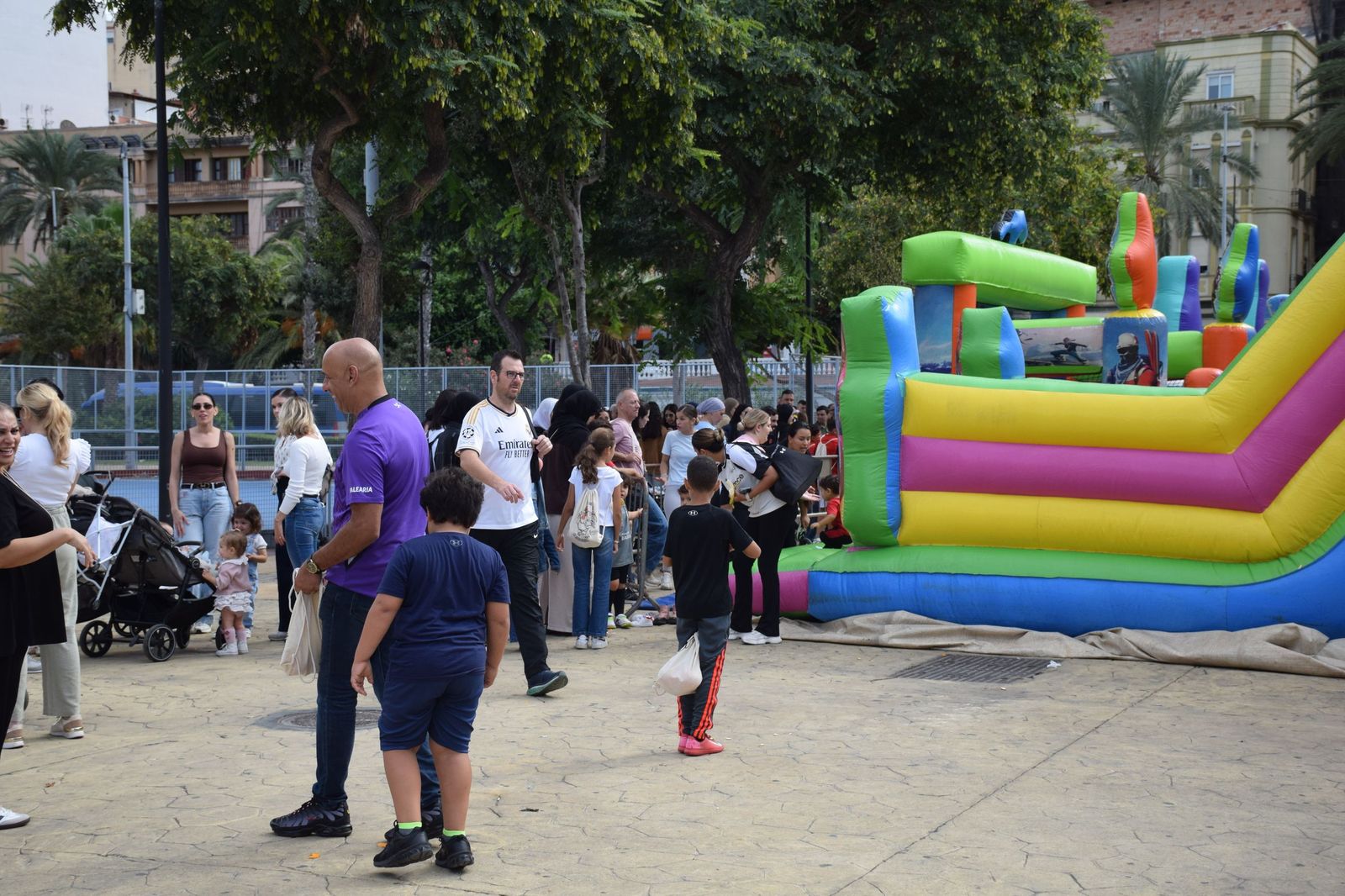 Ceuta celebra un Día de la Mochila multitudinario bajo un ambiente festivo y familiar Ceuta celebra un Día de la Mochila multitudinario bajo un ambiente festivo y familiar