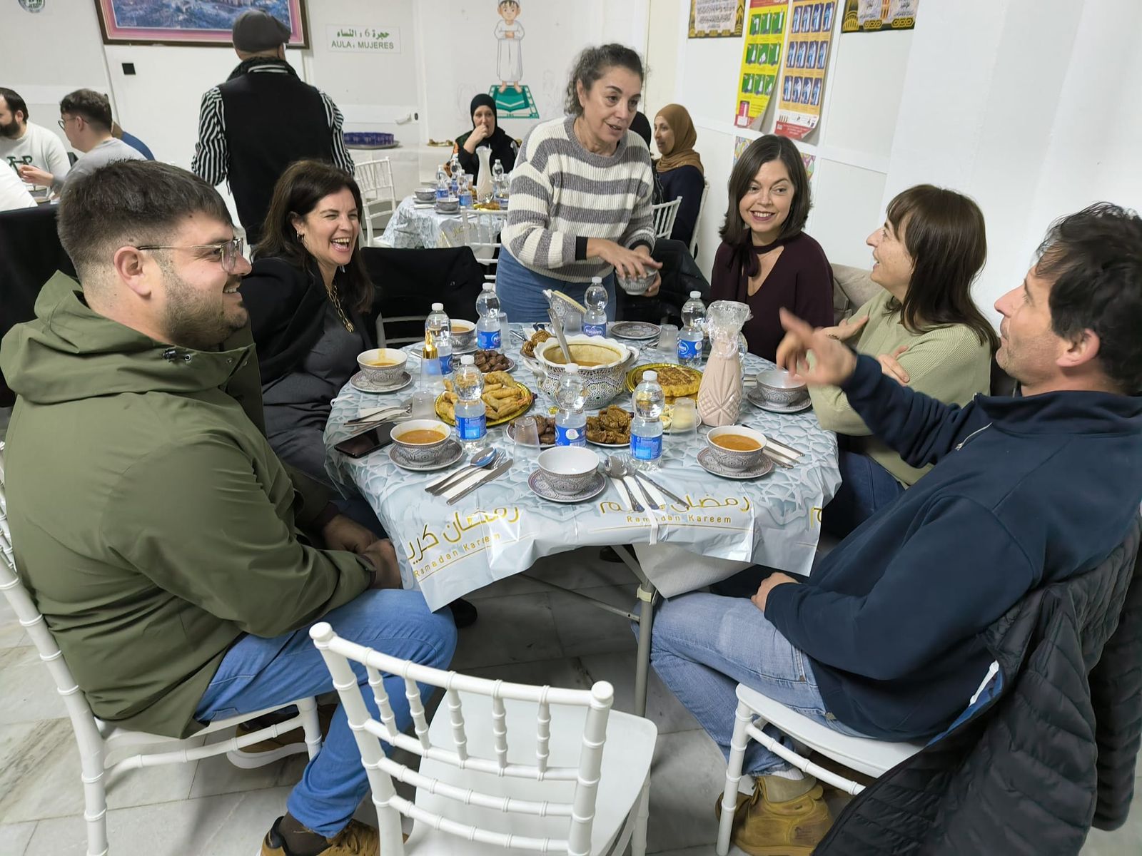 La prensa ceutí disfruta de un delicioso iftar en comunidad y de la mano de Luna Blanca