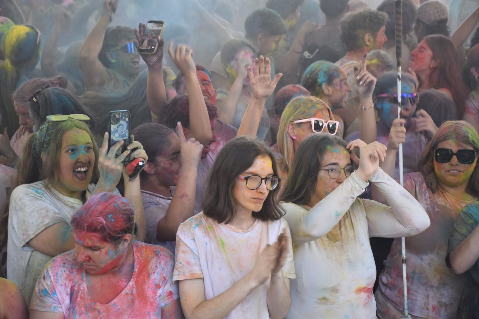 El Holi vuelve a teñir Ceuta de color por la solidaridad y el amor