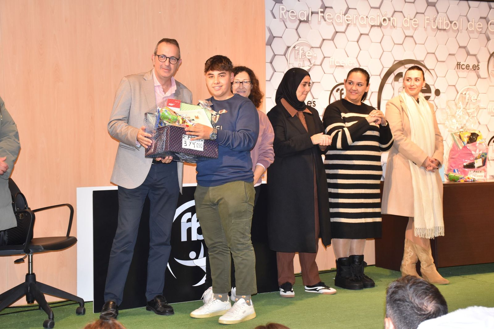 La entrega de premios de la FAMPA por la confección de tarjetas navideñas, en imágenes