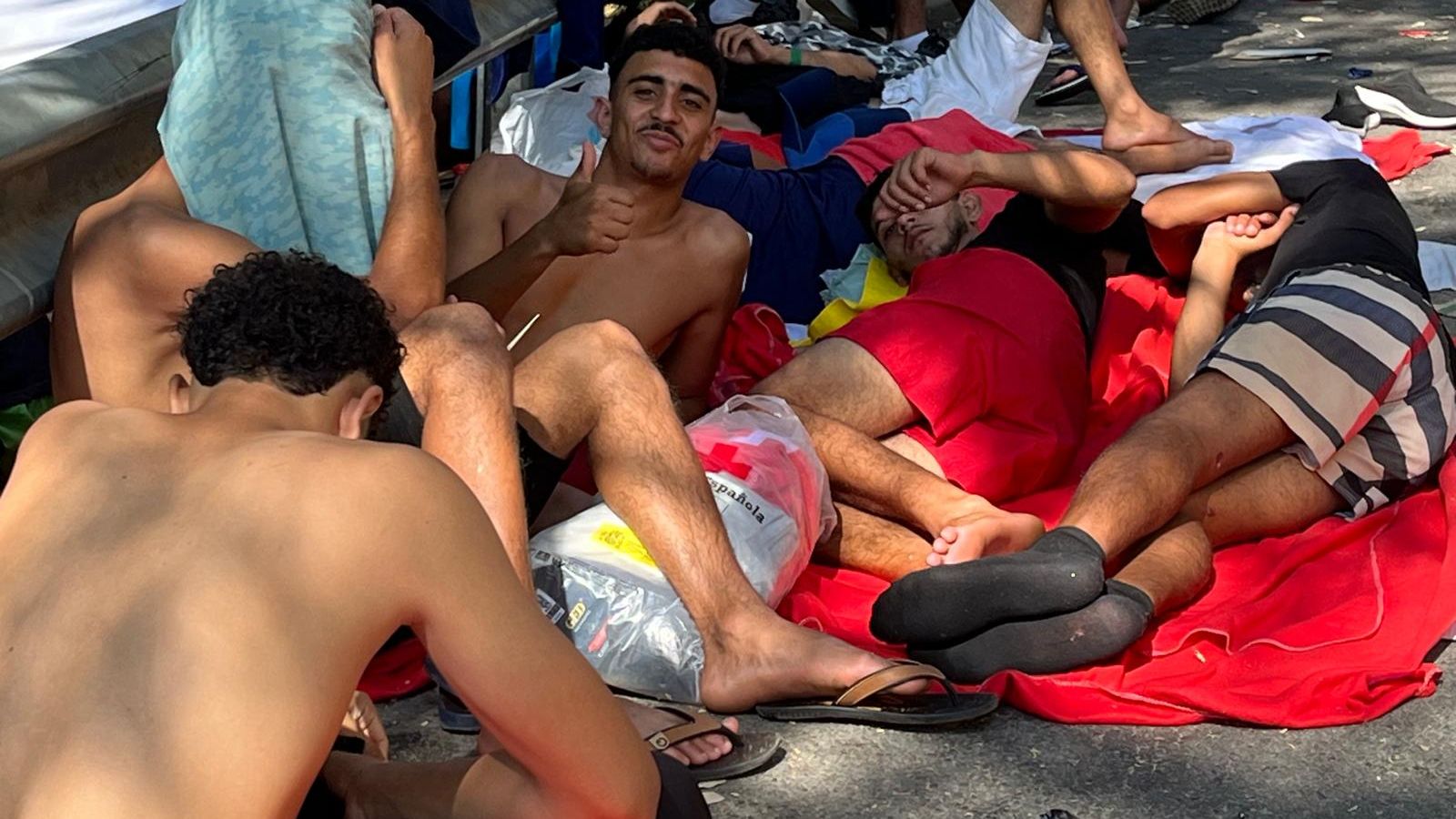 Más de 200 migrantes, la mayoría marroquíes, a las puertas del CETI de Ceuta