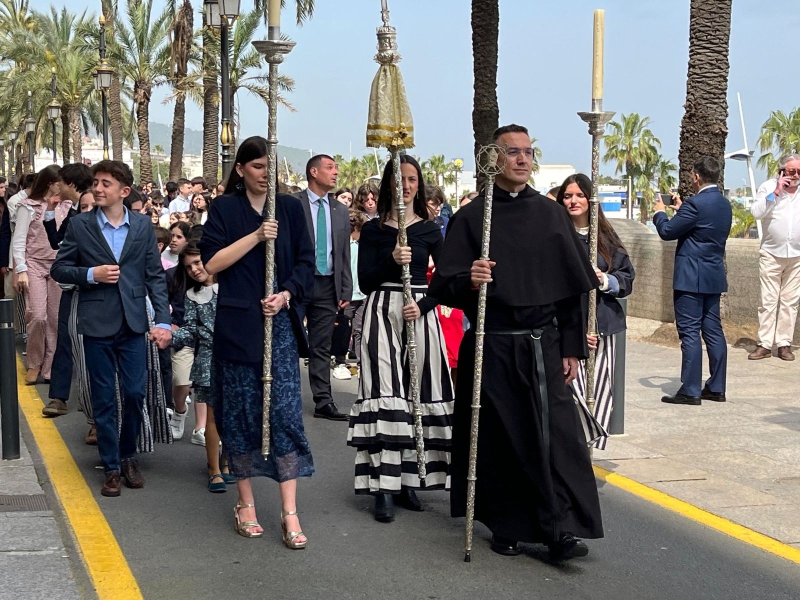 El colegio San Agustín honra a su patrón con una procesión, juegos y unión en su gran día