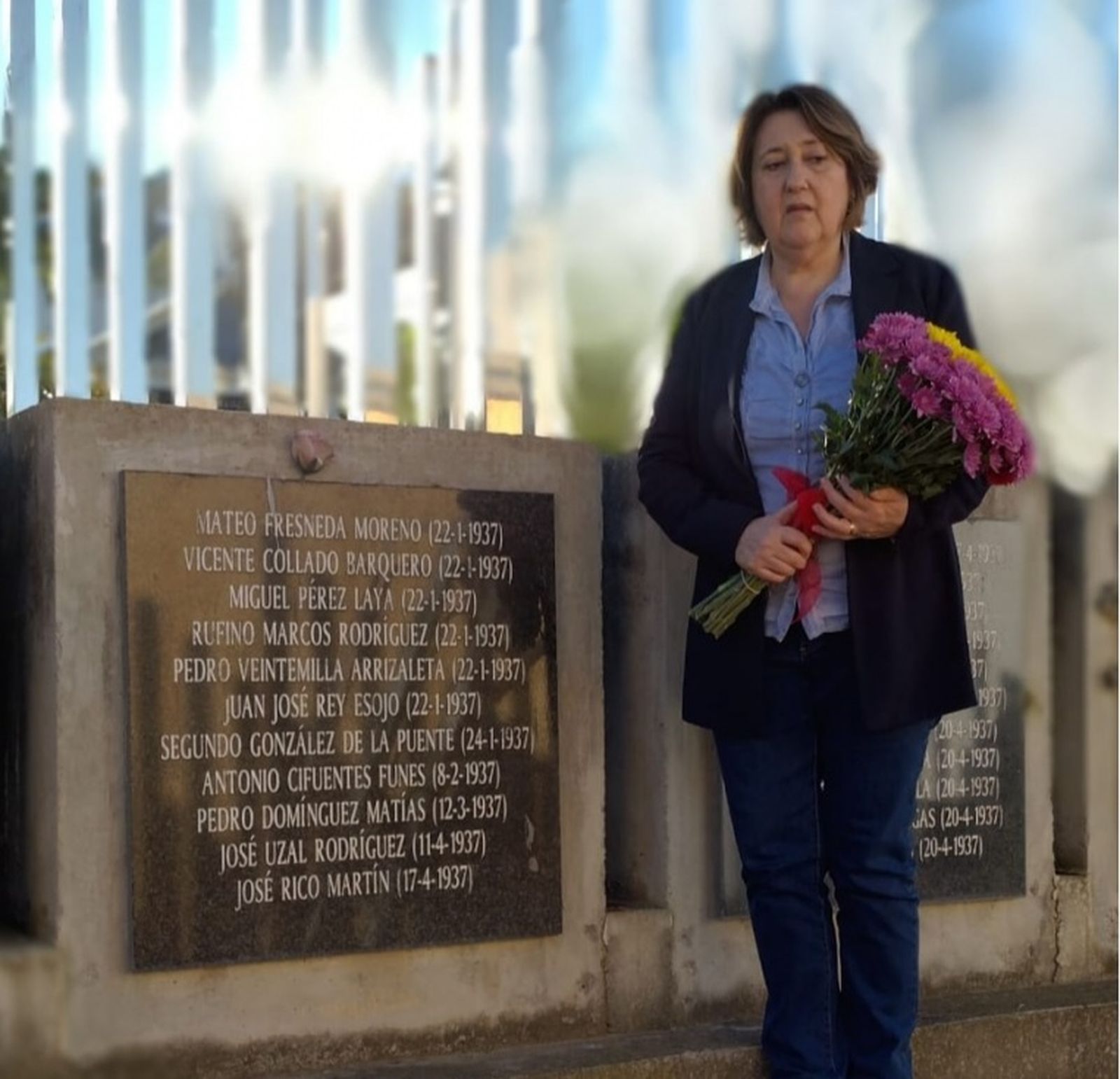 La sobrina del Cabo Rico, viajó desde Barcelona, ante la fosa común / FOTO CEDIDA