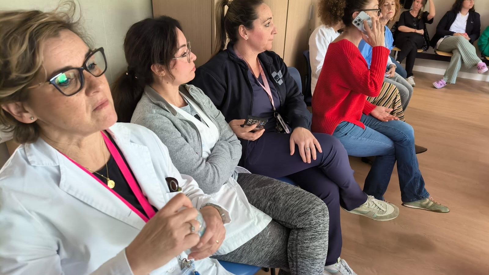 Personal asistente a la charla ofrecida este miércoles por el interlocutor policial sanitario