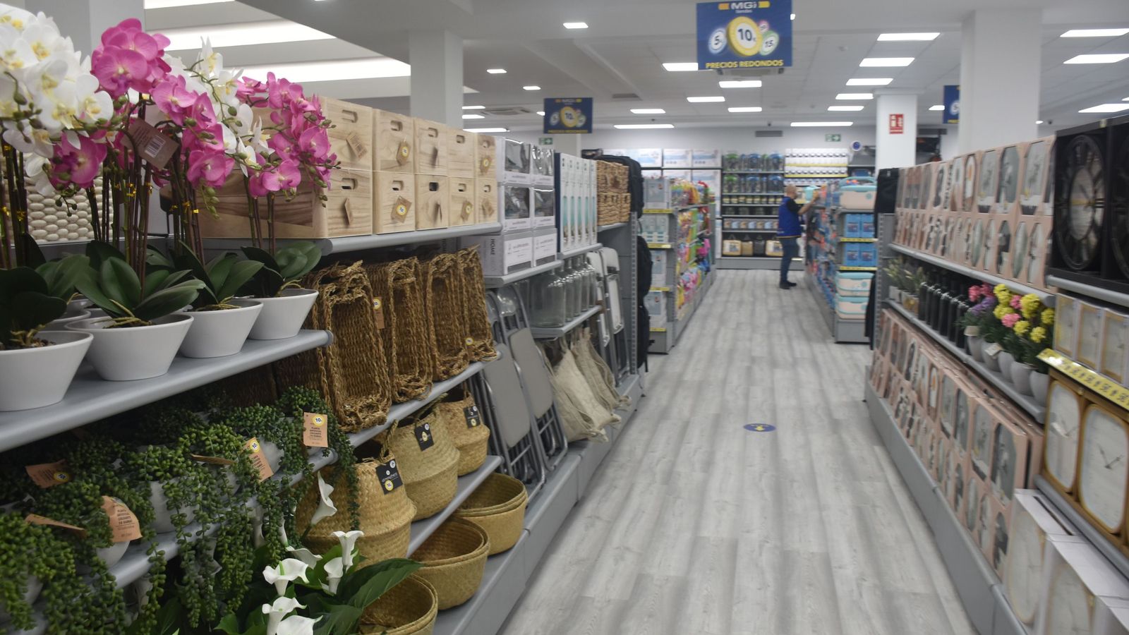 Inauguración de la nueva tienda de MGI en la avenida del Puerto de Ceuta