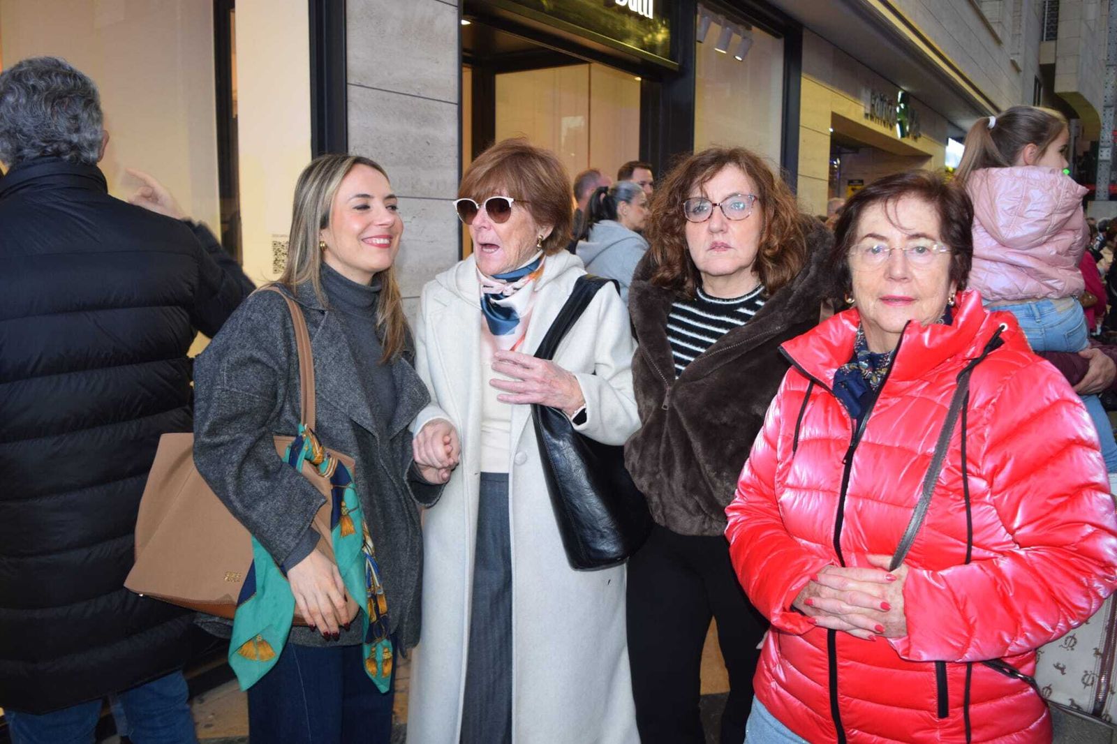 Los Popi enamoran a Ceuta con un pasacalles destinado a la búsqueda de su “media caballa”