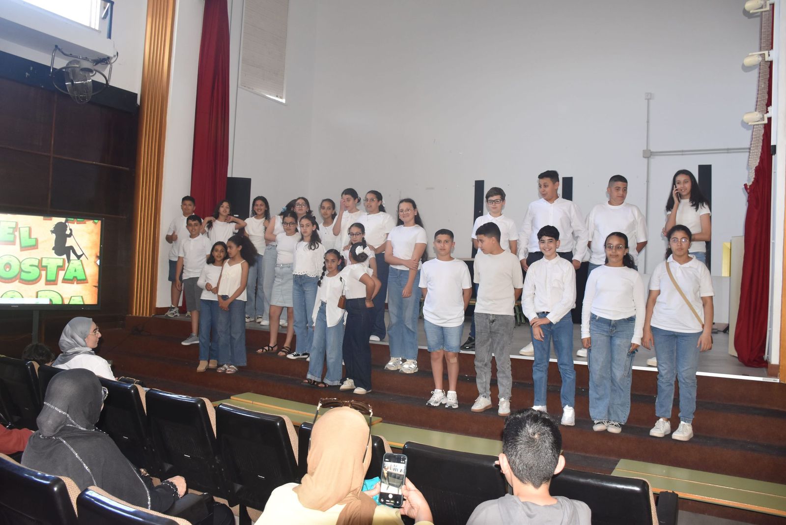Simpática y colorida selva para poner fin a la Semana Cultural del 'José Acosta'