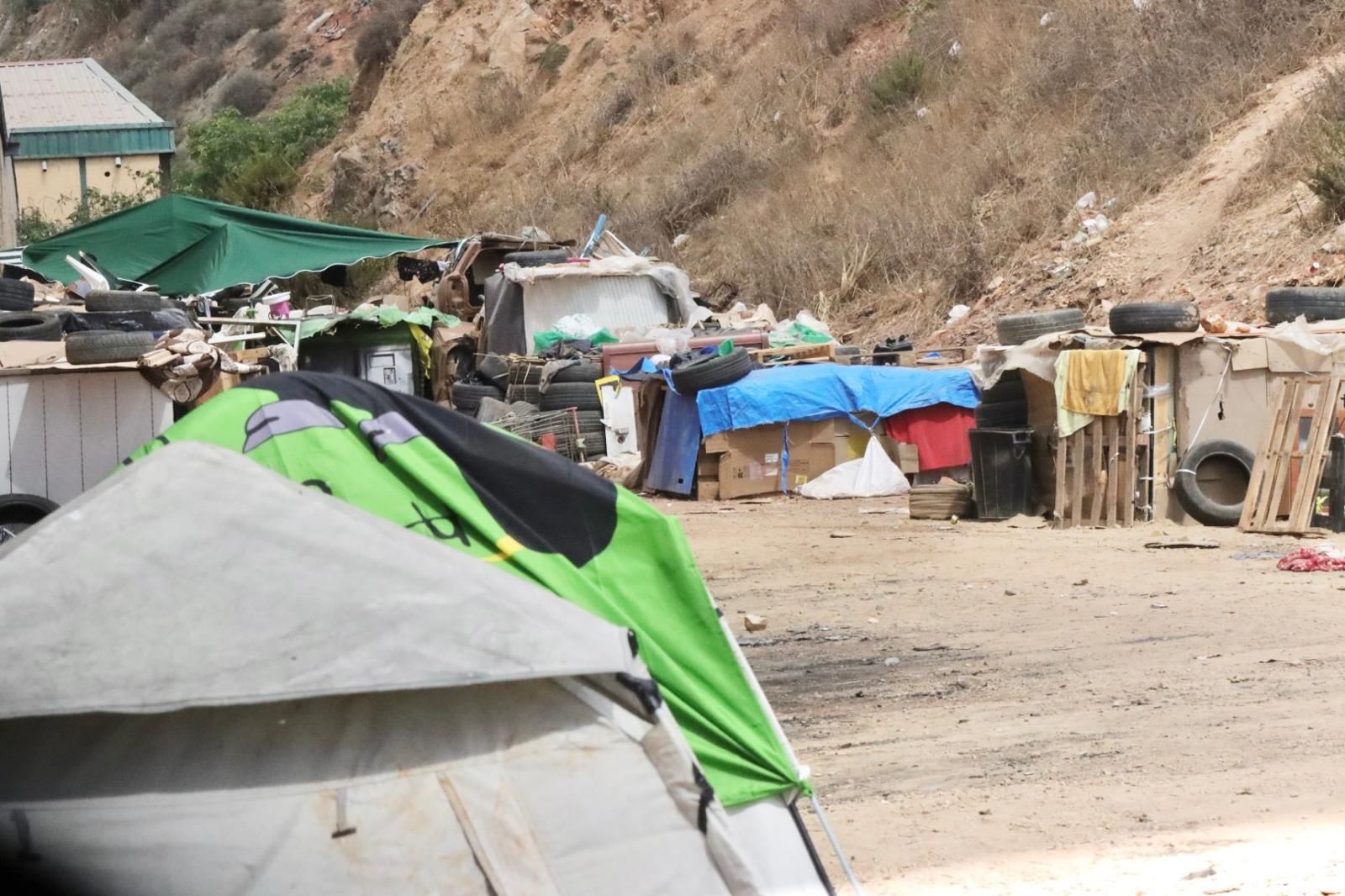 Asentamiento de migrantes en la explanada junto a las naves del Tarajal