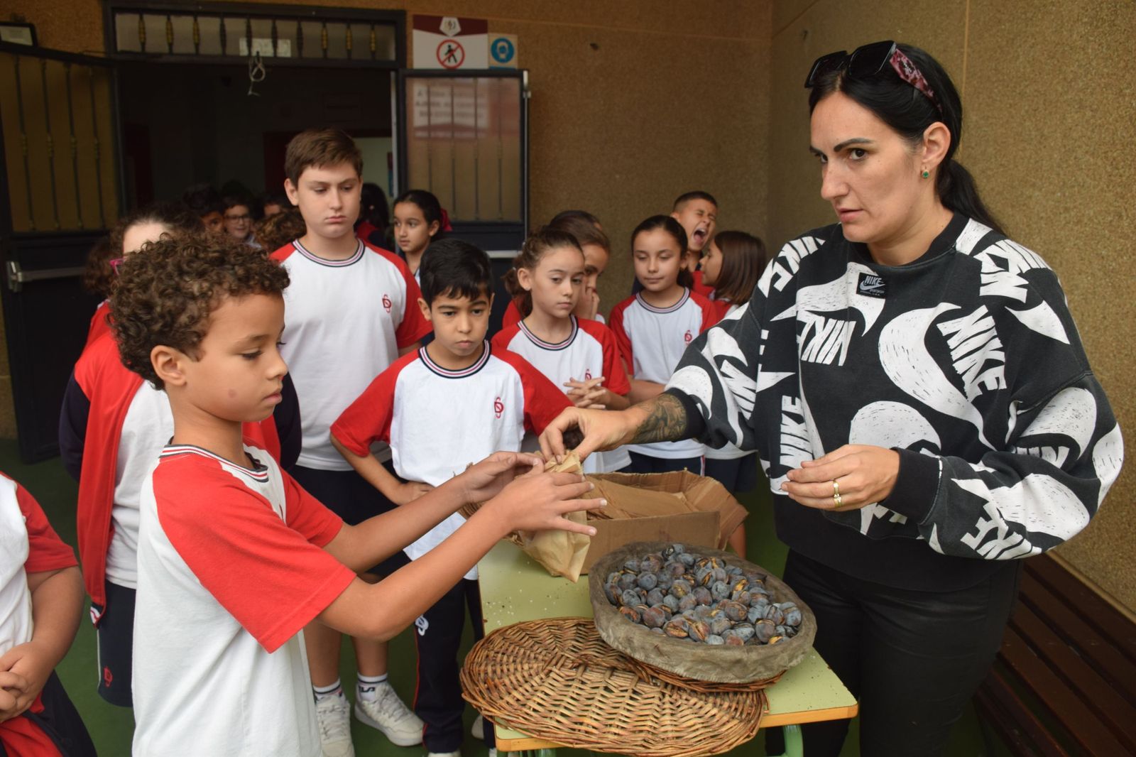 FOTOGALERÍA | El Castañero visita el Colegio San Daniel para 'encender' la tradición de La Mochila