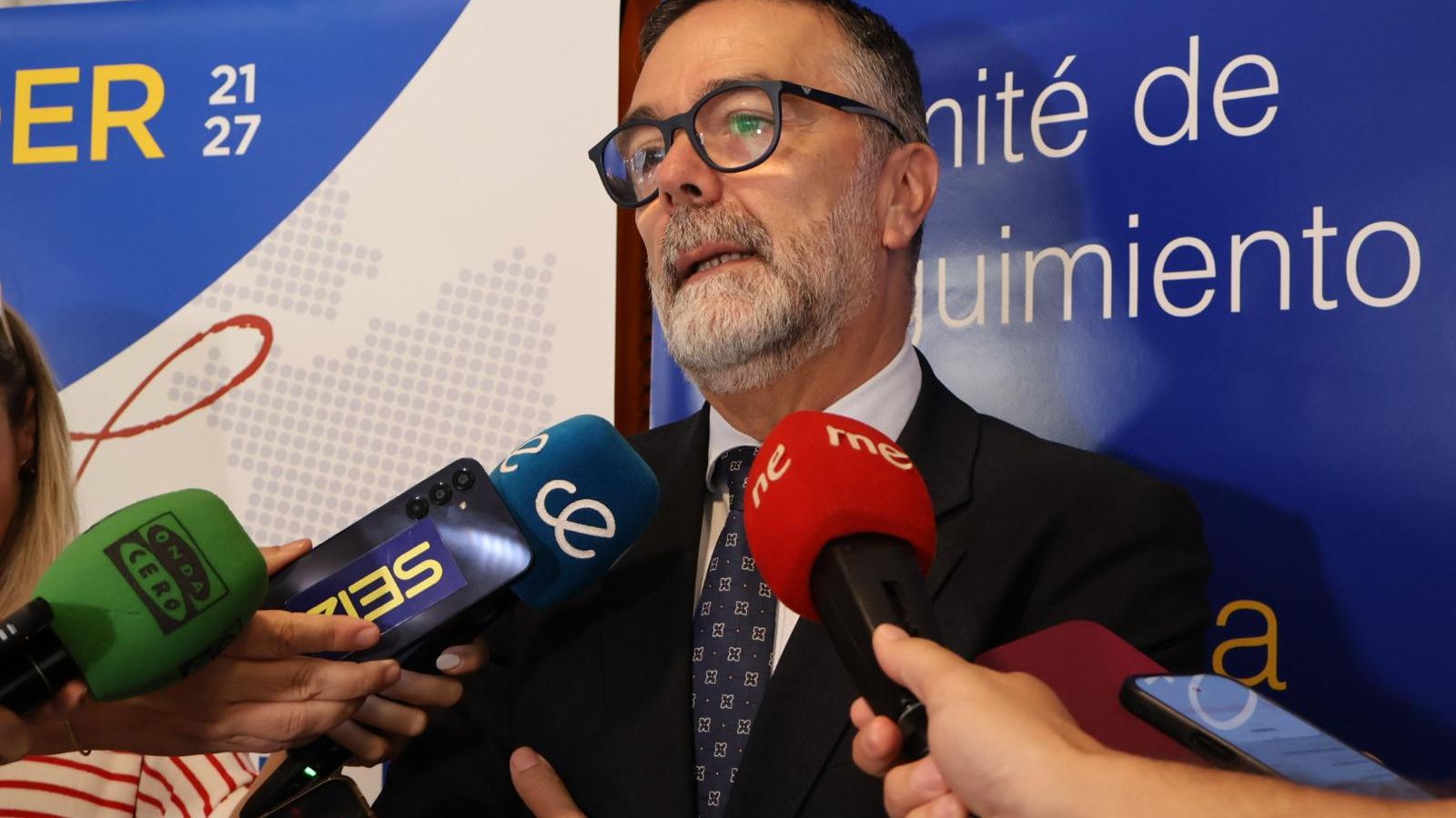 Diestro haciendo declaraciones a los medios antes de la reunión