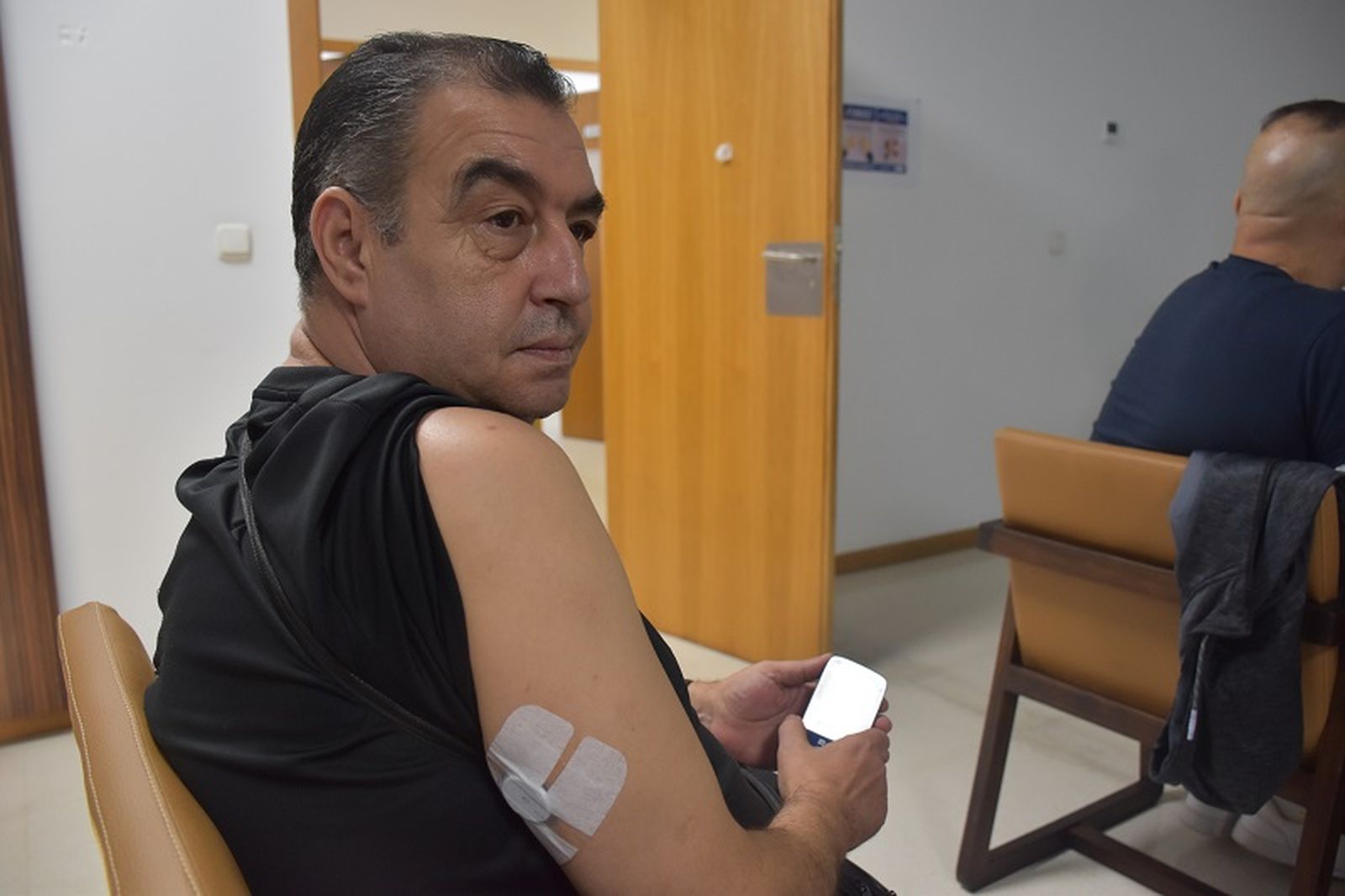 Mohamed Ali con su sensor recién colocado en el Centro de Salud Otero, en noviembre de 2023. / FOTO G.S.