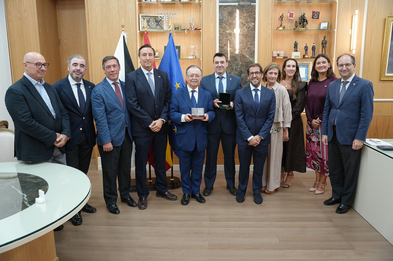Los reunidos posan para el fotógrafo
