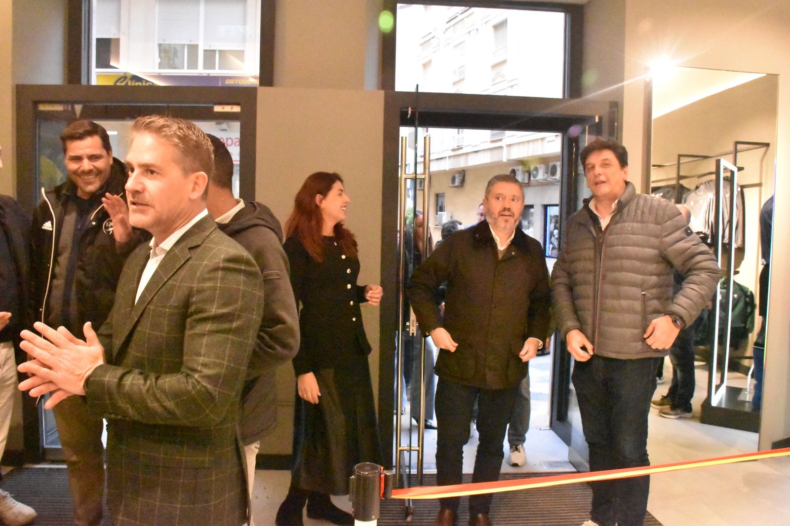 La AD Ceuta inaugura su nueva tienda con la presencia de Vivas y Luhay