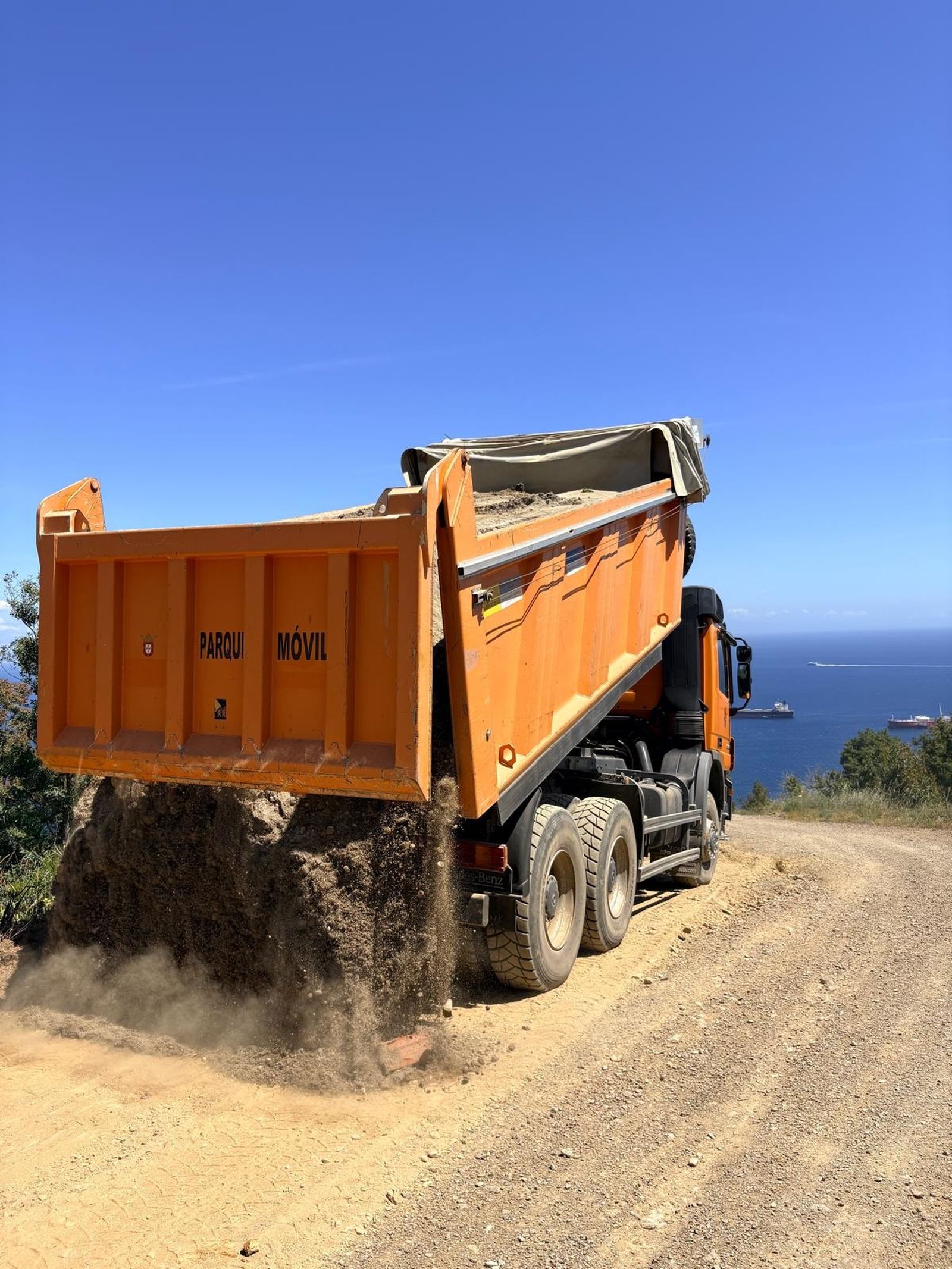 El Parque Móvil lleva más de 20 días realizando labores de limpieza y desbroce de cortafuegos en los montes de Ceuta