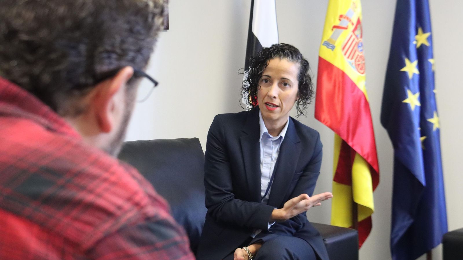 La directora del centro penitenciario, Nonia Velázquez, destaca que la digitalización total del centro y la caída del 60 % de incidentes graves son “señales claras” de que el modelo funciona.