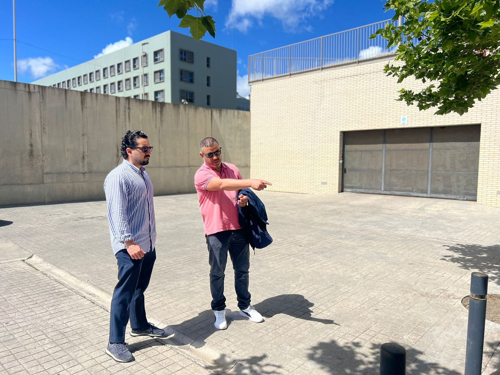 EL gerente de Obimace, Alexis García, durante su visita a la barriada Loma Colmenar