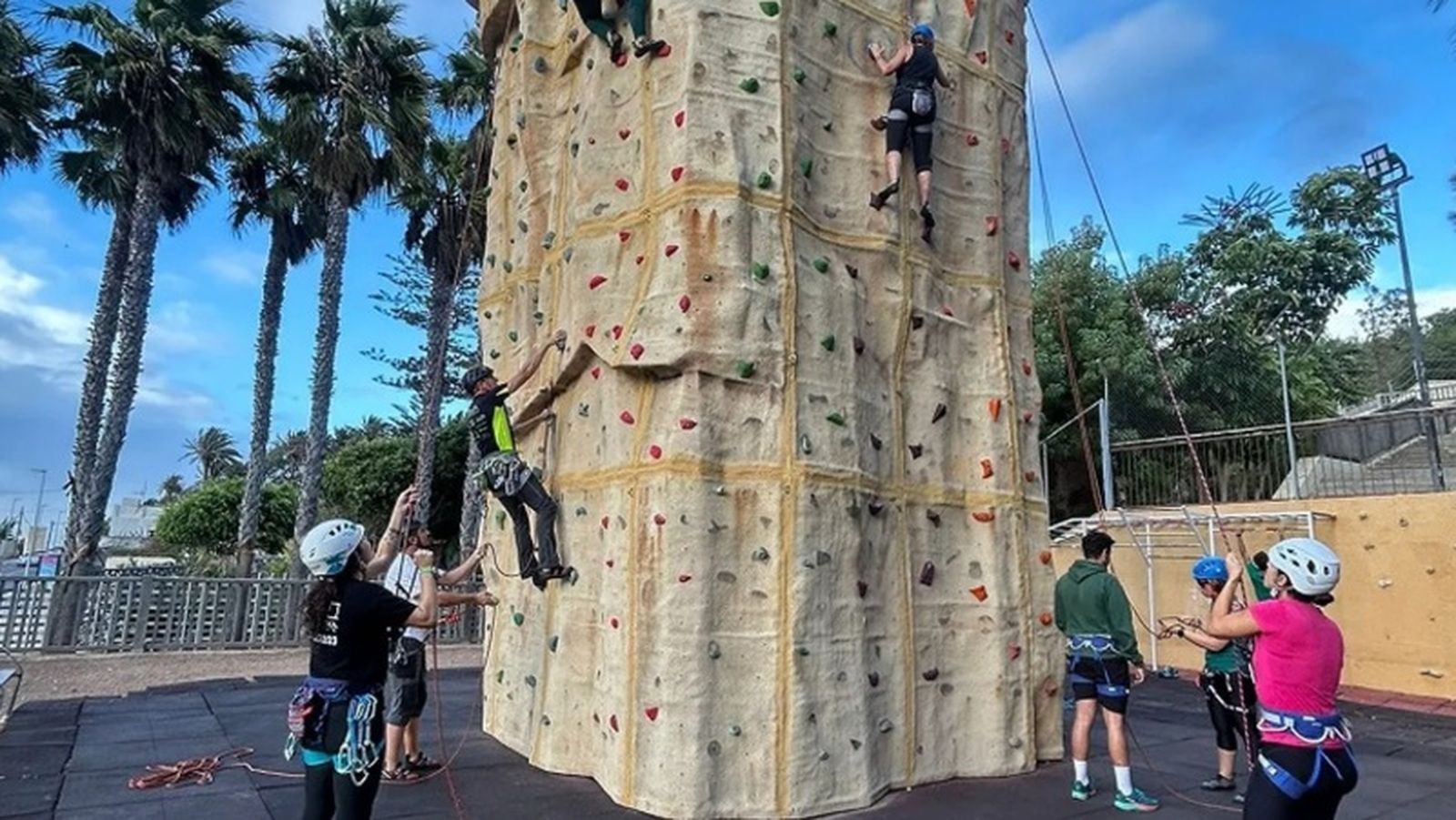 Jóvenes deportistas durante una jornada en el rocódromo de San Amaro