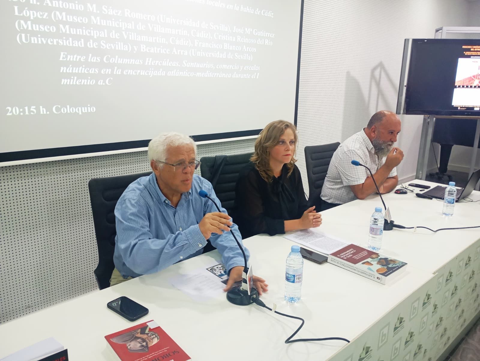 José Antonio Alarcón, director del IEC, Guadalupe Romero, decana de la Sección de Historia y Fernando Villada, arqueólogo y primer ponente