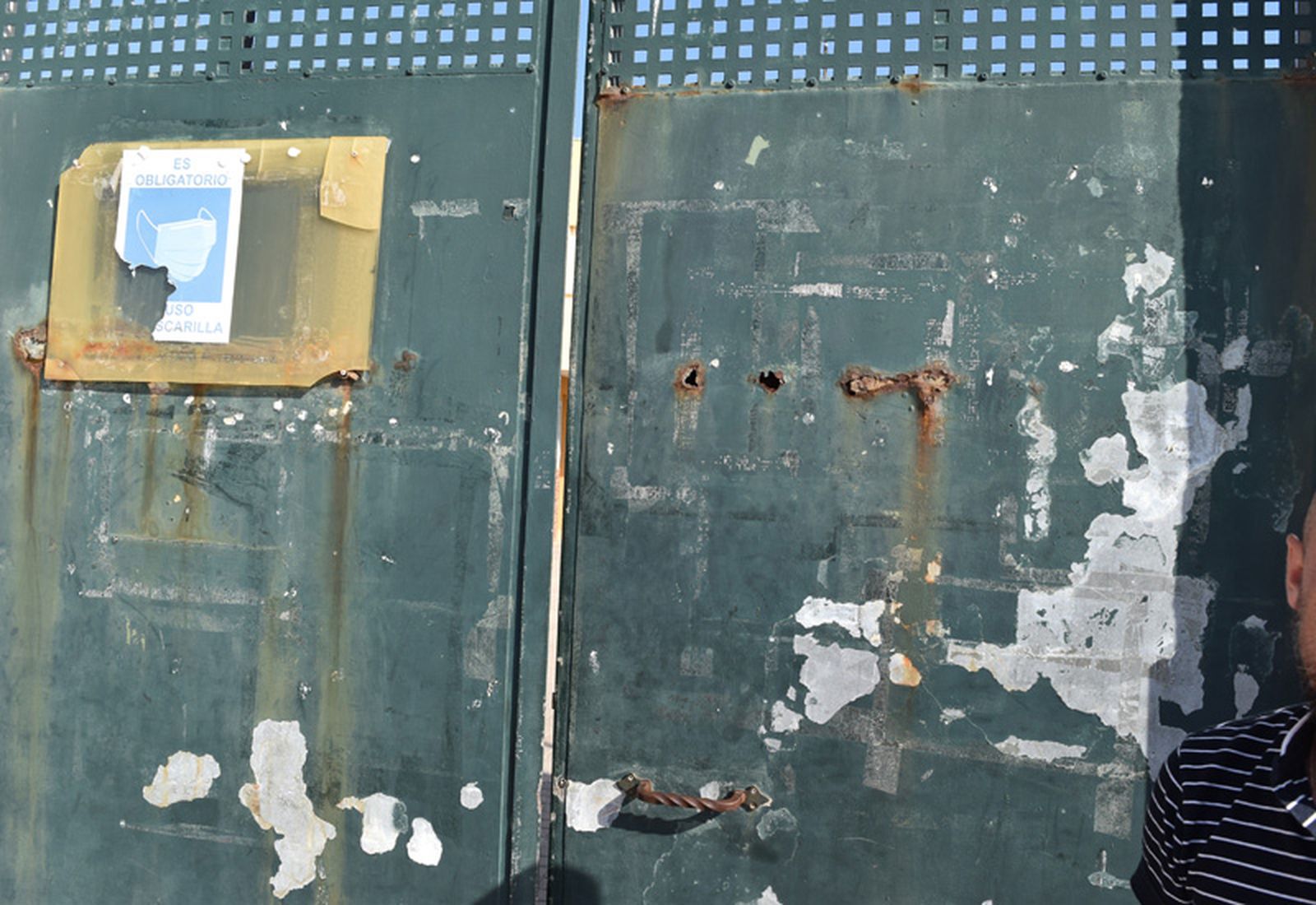 La puerta cancela de la entrada peatonal al recinto escolar. / FOTOS NICOL’S