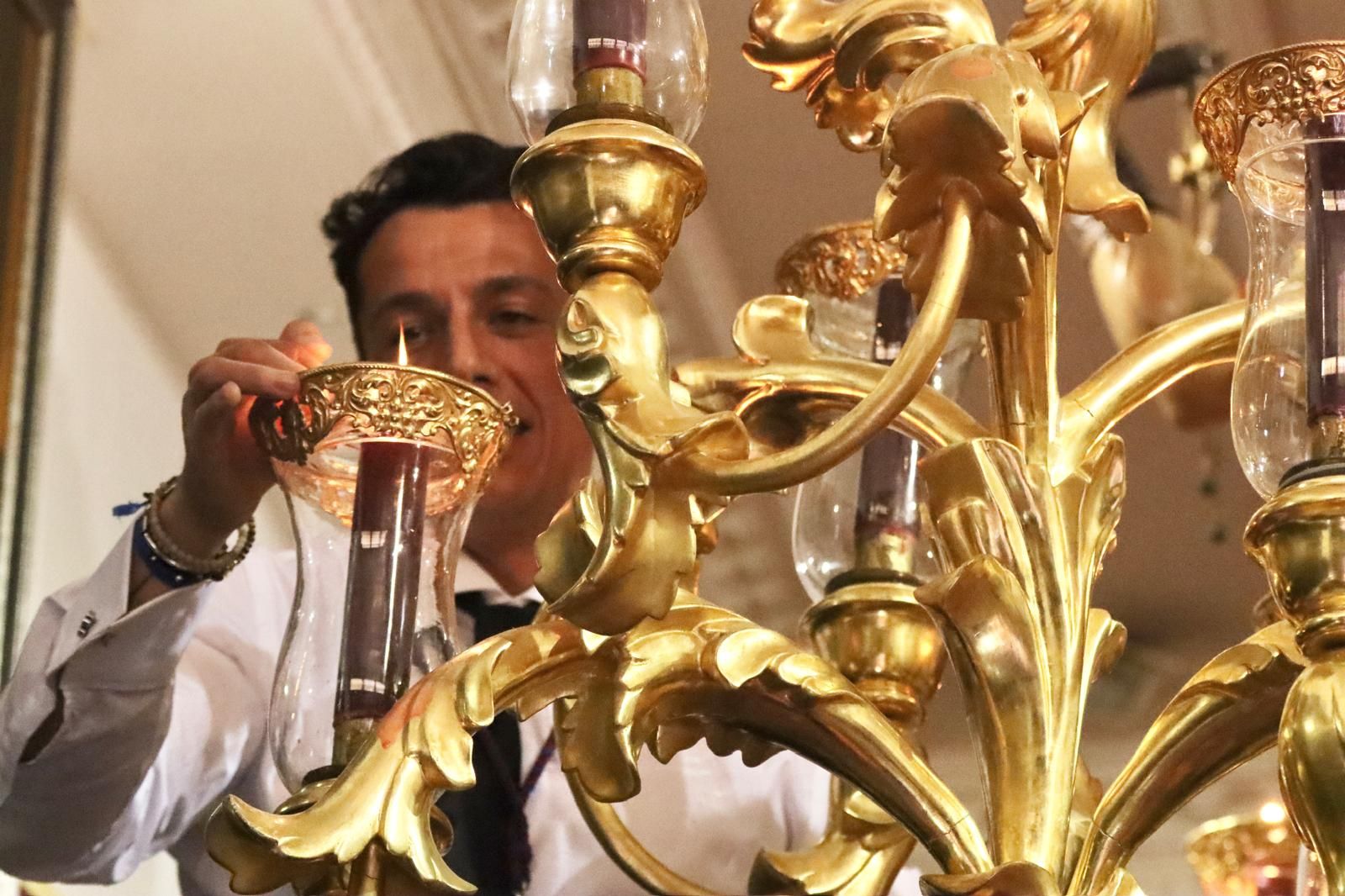 Cuarenta y cinco hombres bajo las trabajaderas y uno "ayudando desde el cielo"