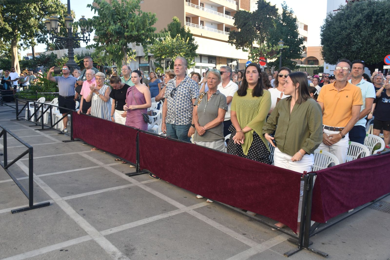 Los ceutíes vuelven a encontrarse con su Madre entre flores, esperanza y lágrimas contenidas