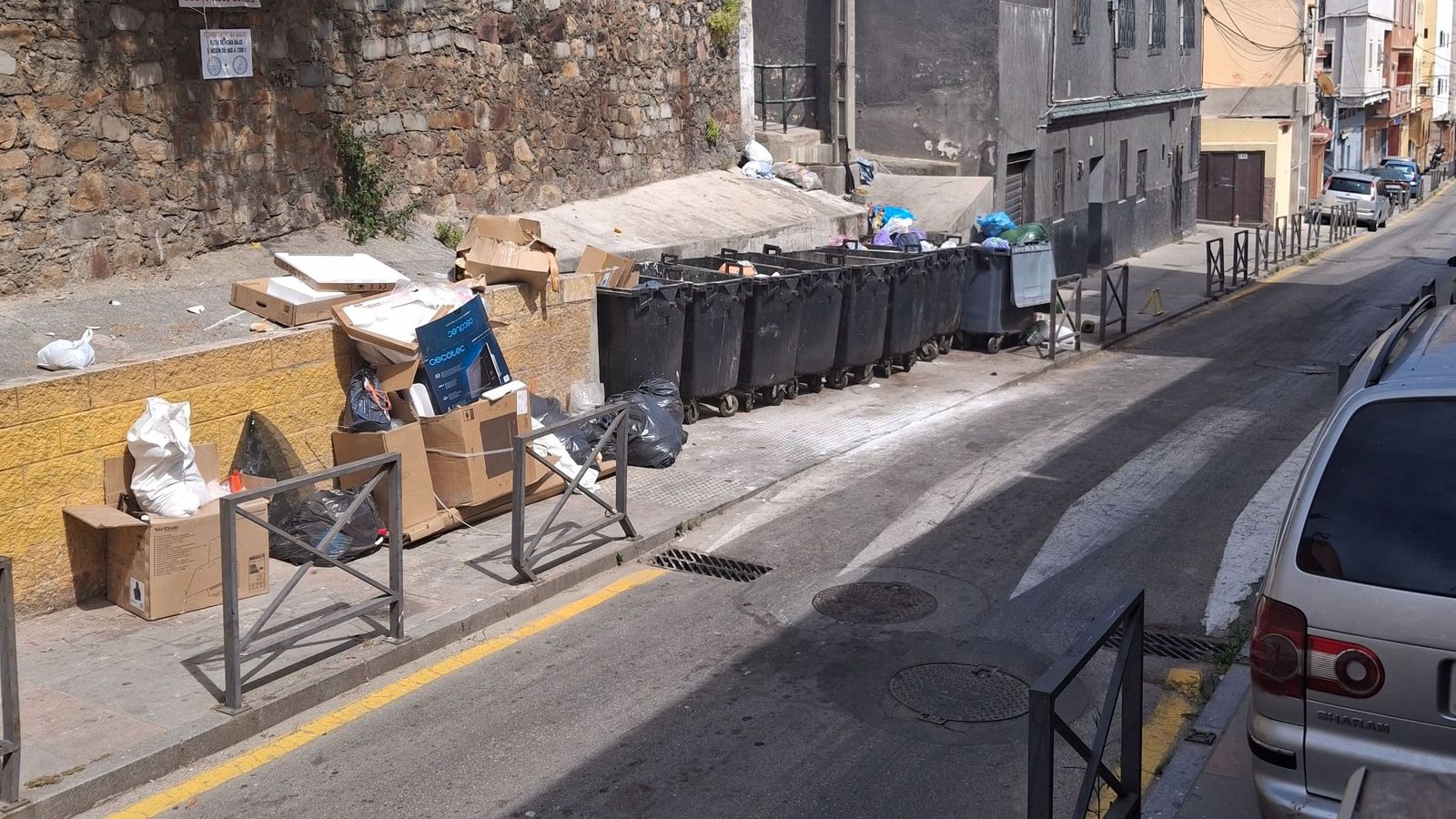 La avenida San Daniel, en el Príncipe Alfonso, repleta de basura y cartones