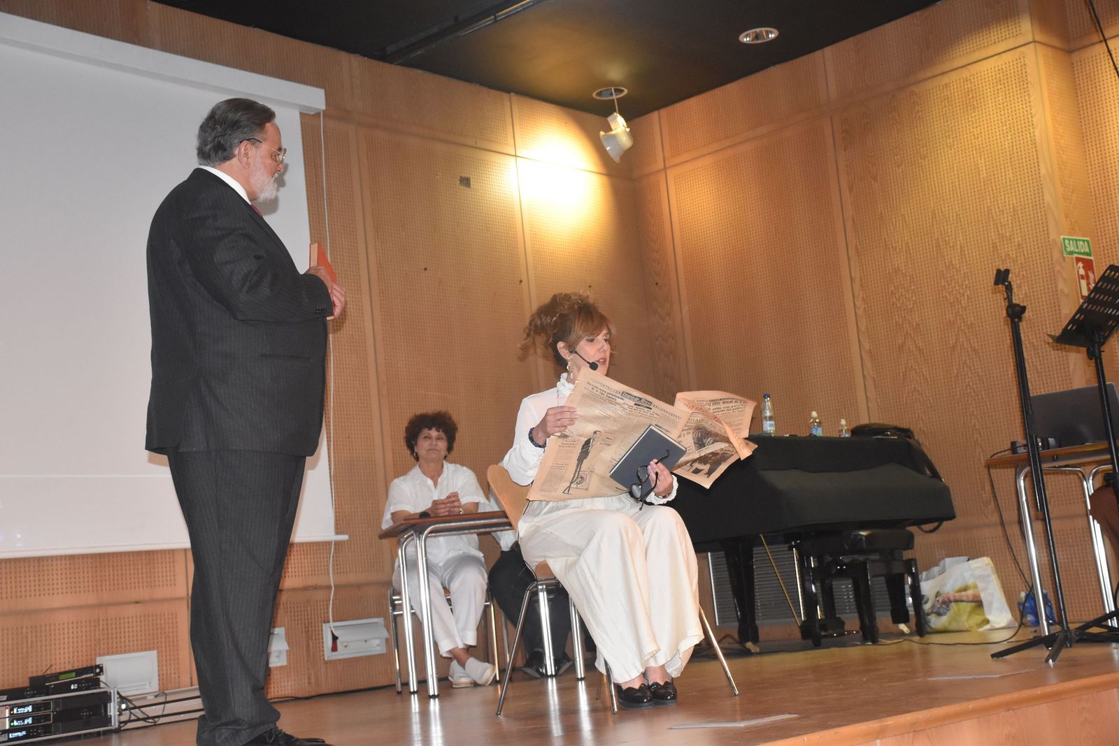 Representación de Bertha Von Suttner y Alfred Nobel durante el acto 'Por un pacifismo activo' organizado por el Club de Lectura de la Biblioteca Adolfo Suárez