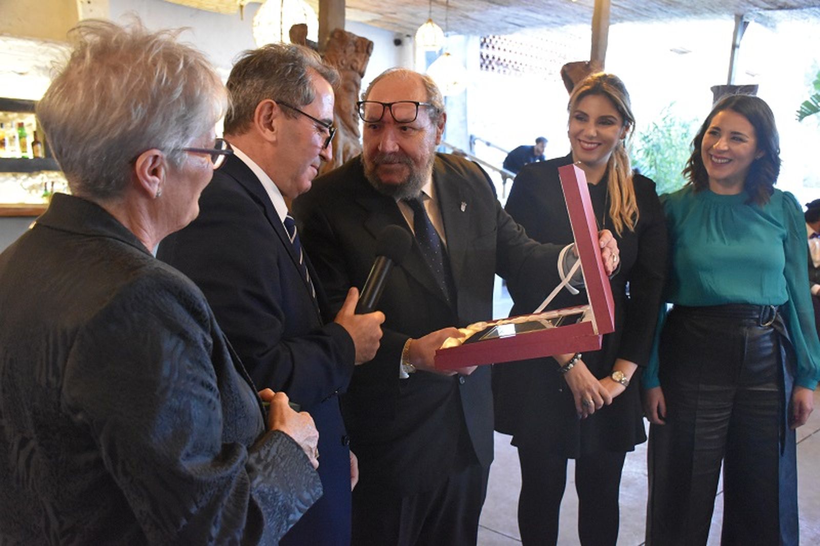 Antonio José Ruiz Moya recogiendo la placa entregada por el presidente del Colegio de Farmacéuticos de Ceuta, Mario de Miguel, por sumar más de 40 años colegiado. / FOTO G.S.