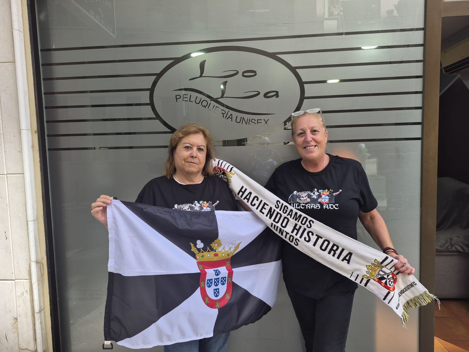 Montserrat (izqda) y Lola (dcha) animan a la afición a seguir apoyando al equipo tanto a las duras como a las maduras.