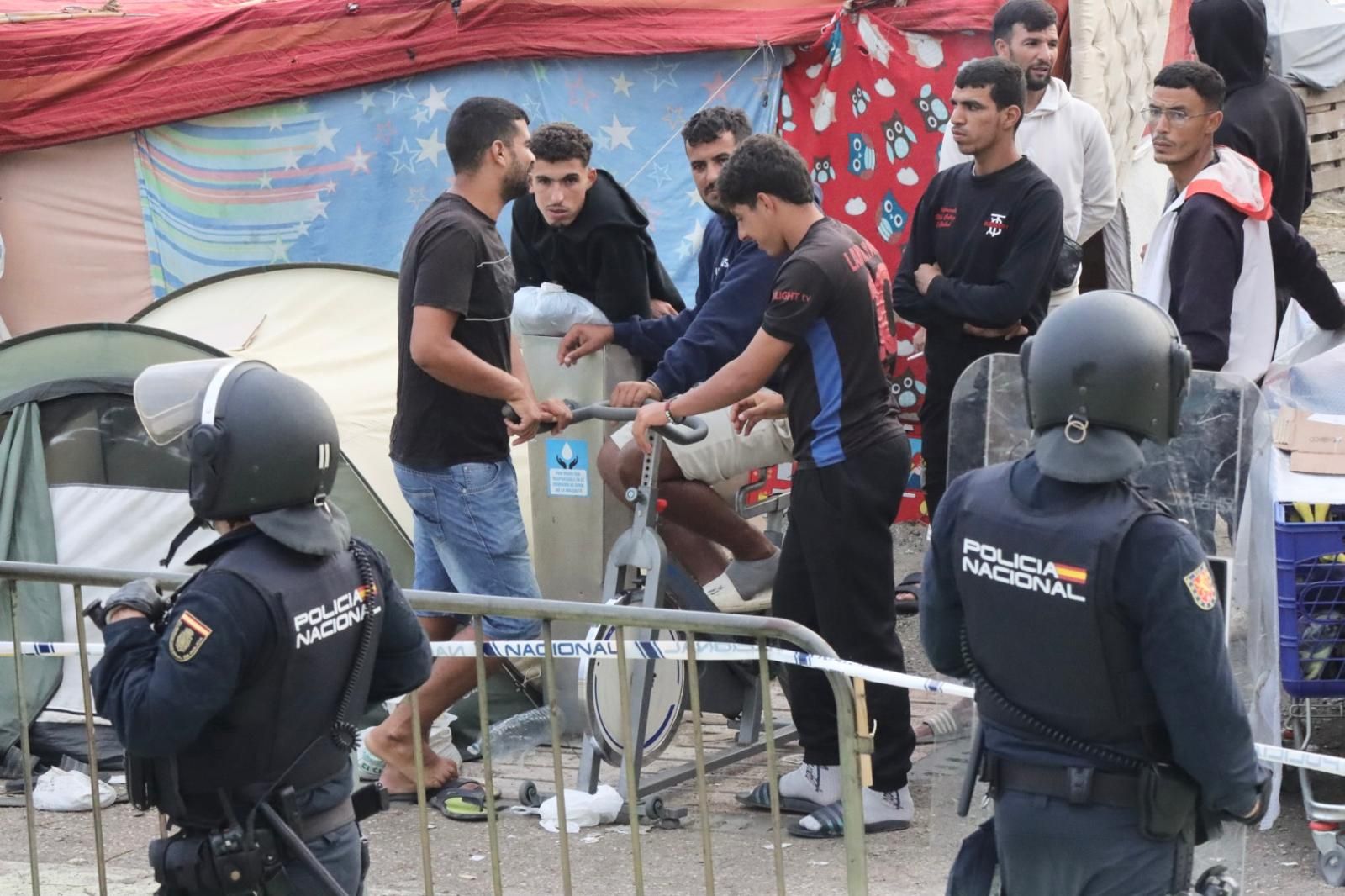 La Policía despliega 350 agentes para levantar los asentamientos junto a la desalinizadora