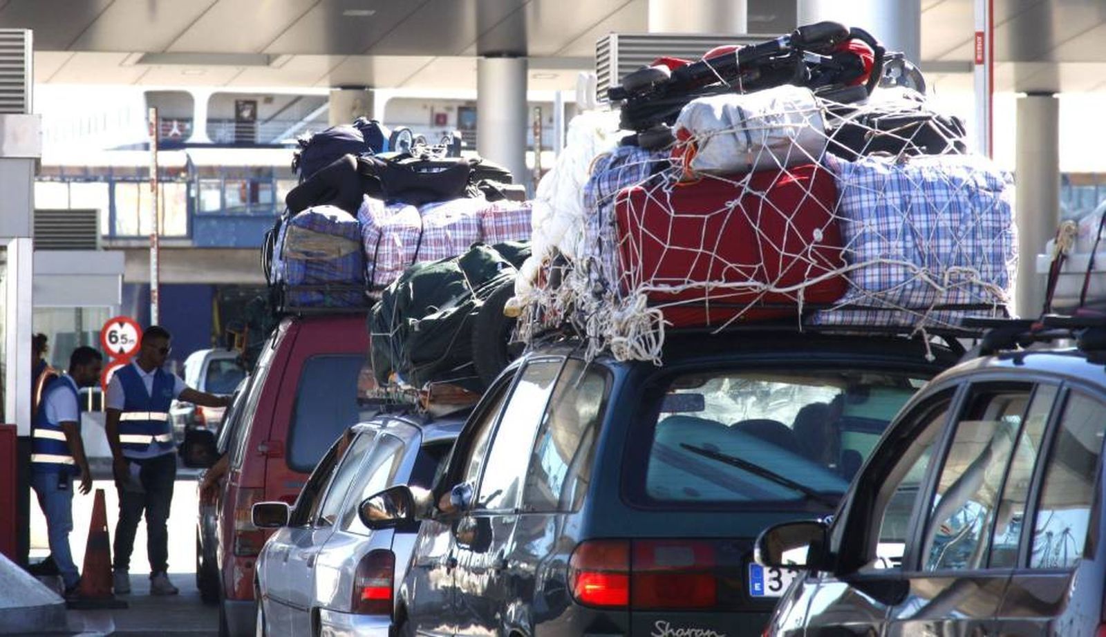 Vehículos en la frontera con Marruecos