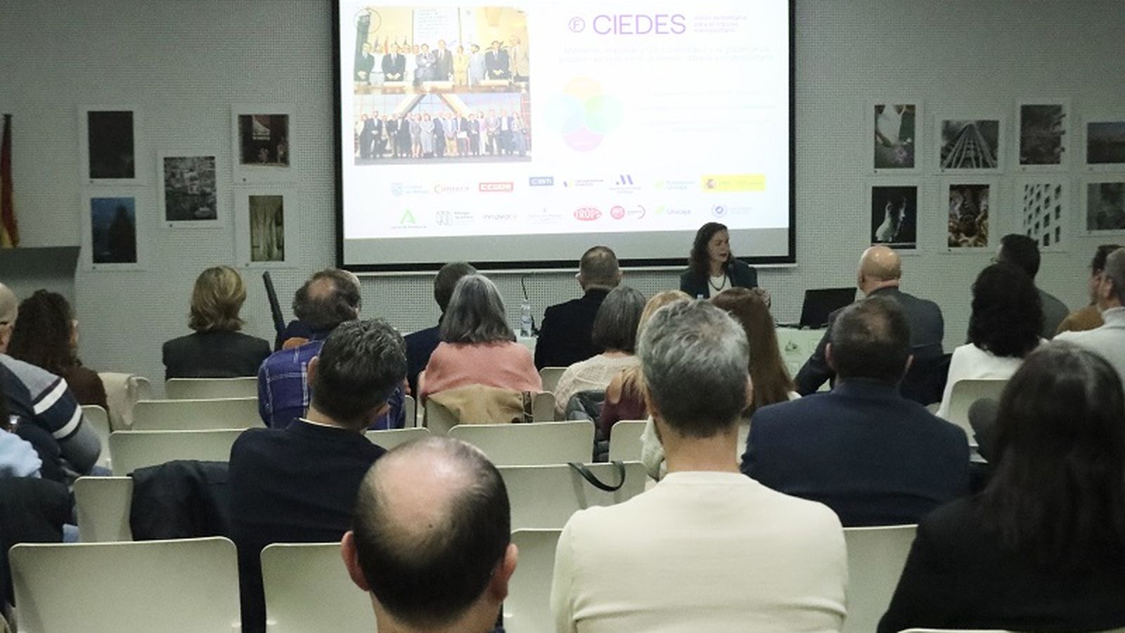 El público, desde atrás.