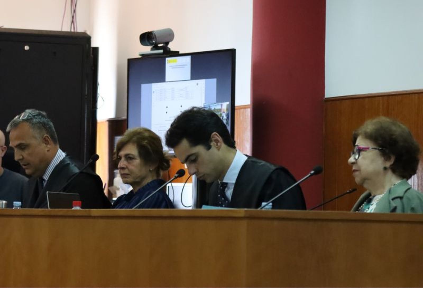 Ambas acusadas junto a sus letrados en el juicio. / FOTO REDUAN