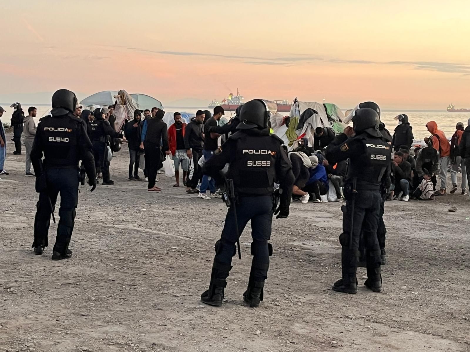 La Policía Nacional inicia el desalojo del Guano, último gran campamento de inmigrantes de Ceuta
