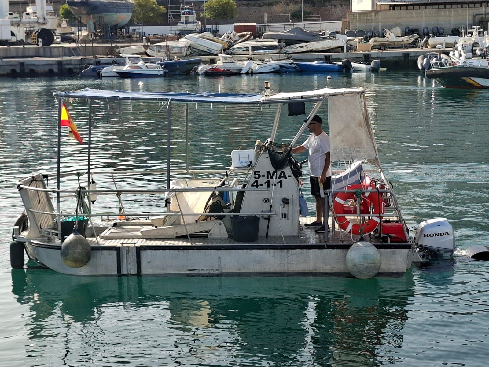 La embarcación complementa a las unidades dedicadas a la retirada de residuos sólidos flotantes, como plásticos, envases, algas o maderas.