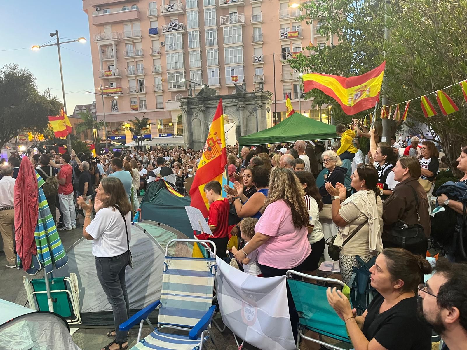 Vivas visita la Plaza de los Reyes, “un ejemplo de civismo de los ceutíes”