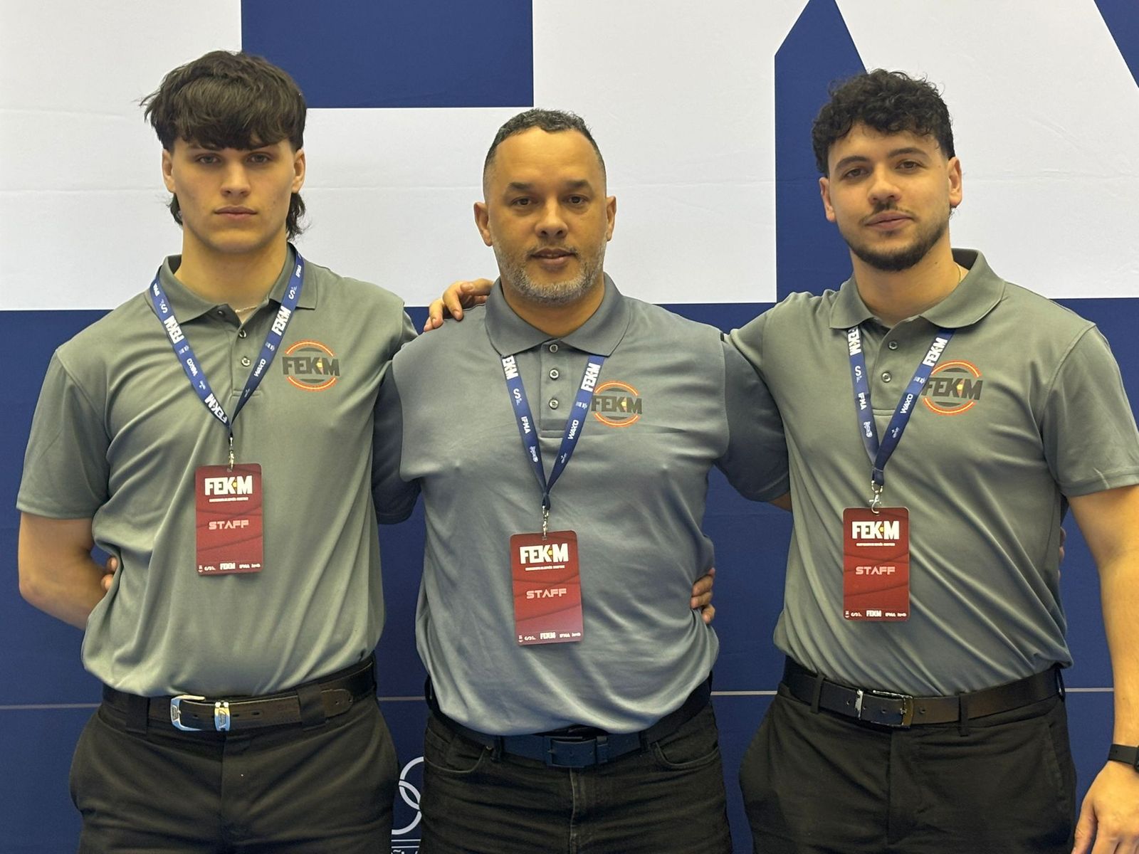 Mohcine -el árbitro ceutí- en el centro de la foto