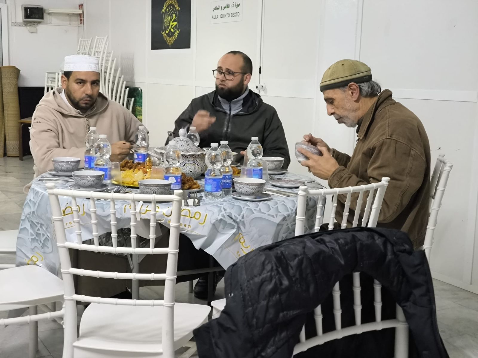 La prensa ceutí disfruta de un delicioso iftar en comunidad y de la mano de Luna Blanca