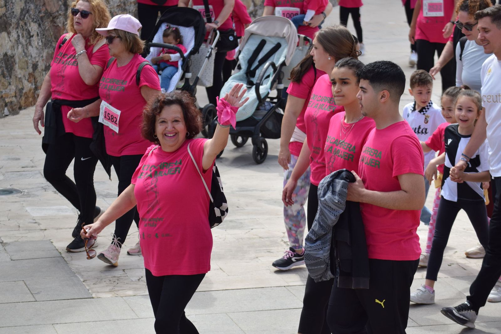 Ceuta se viste de rosa para abrazarse a la vida