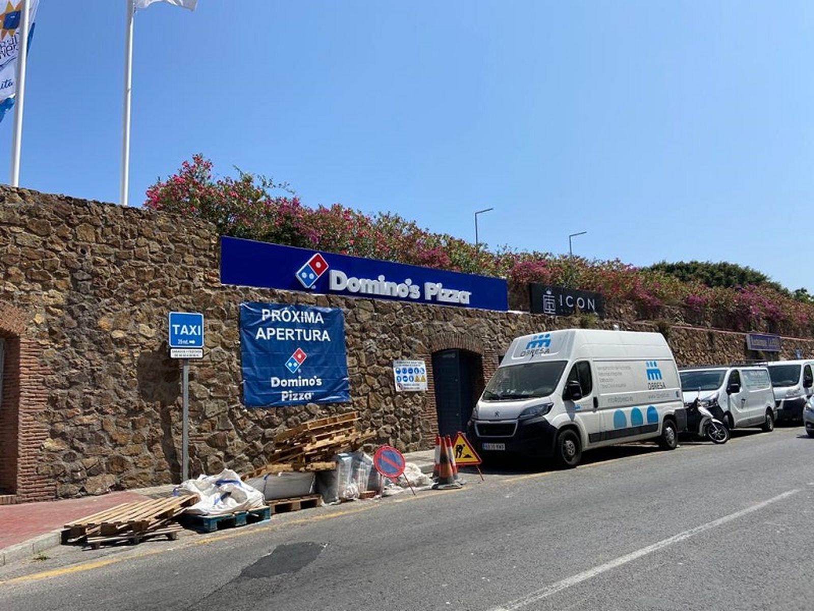 3733_dominos