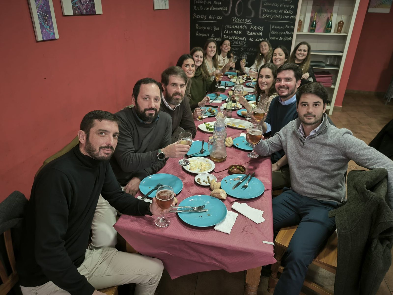 Los ceutíes se lanzan a la calle para celebrar la llamada 'Tardevieja' para despedir 2025