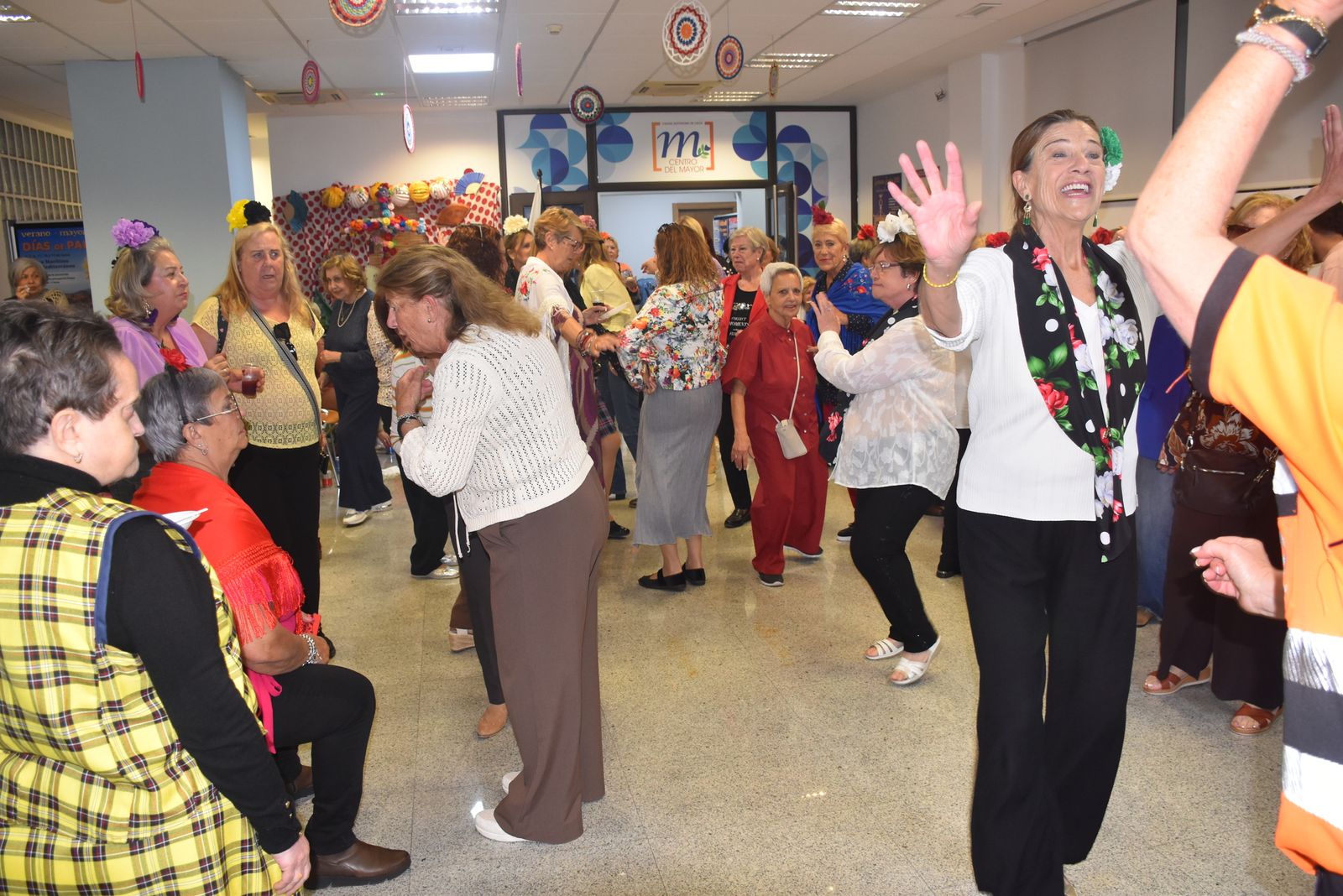 Las mujeres del Centro del Mayor celebran sus Cruces de Mayo