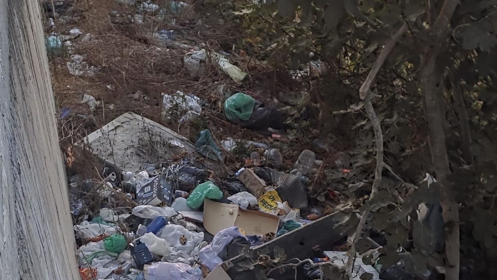 Basura en una zona próxima a Zurrón Basura en una zona próxima a Zurrón