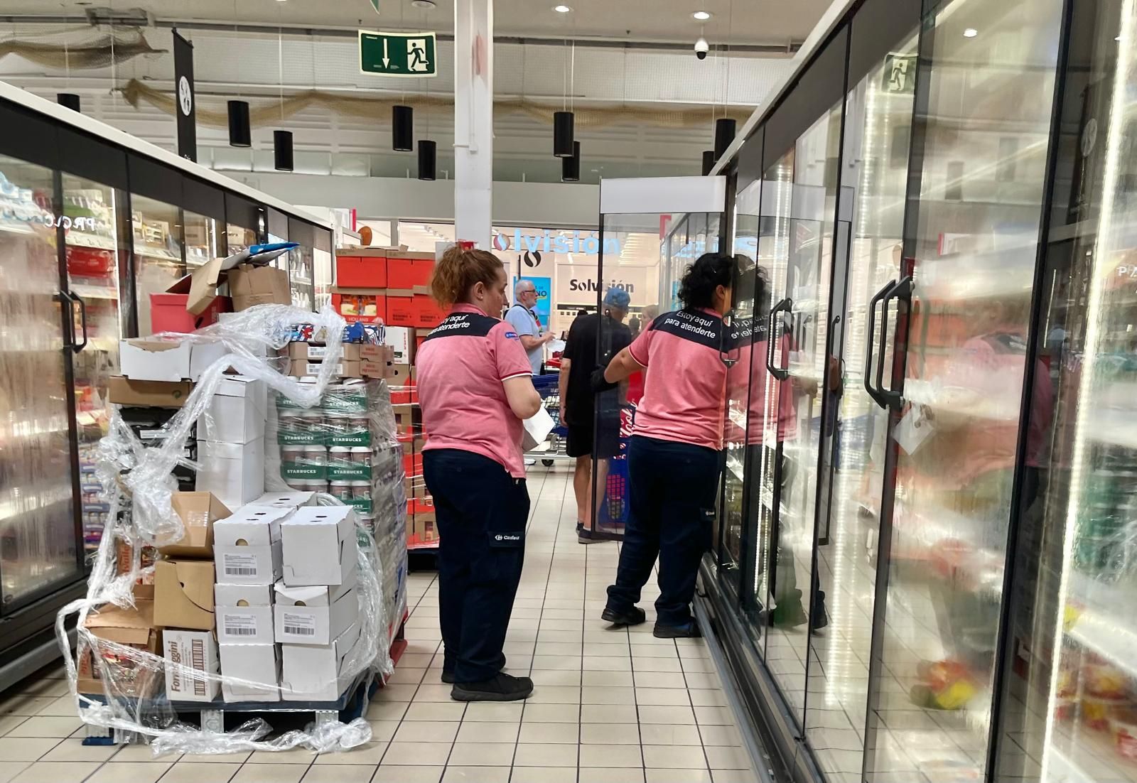 Empleadas de Carrefour reponen mercancía en el hipermercado de Parques de Ceuta