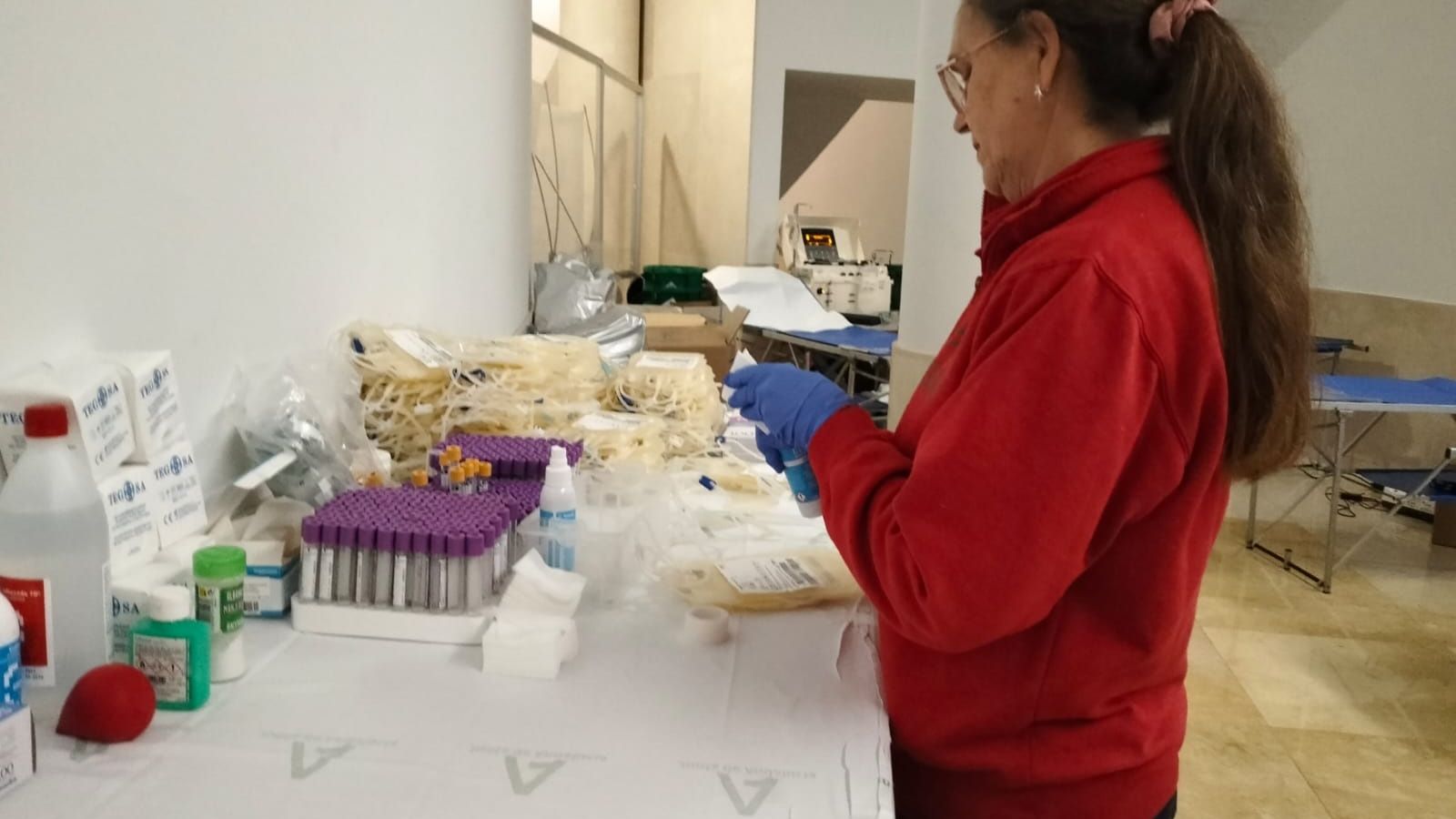 Una sanitaria prepara el instrumental en el punto habilitado en el Teatro Revellín