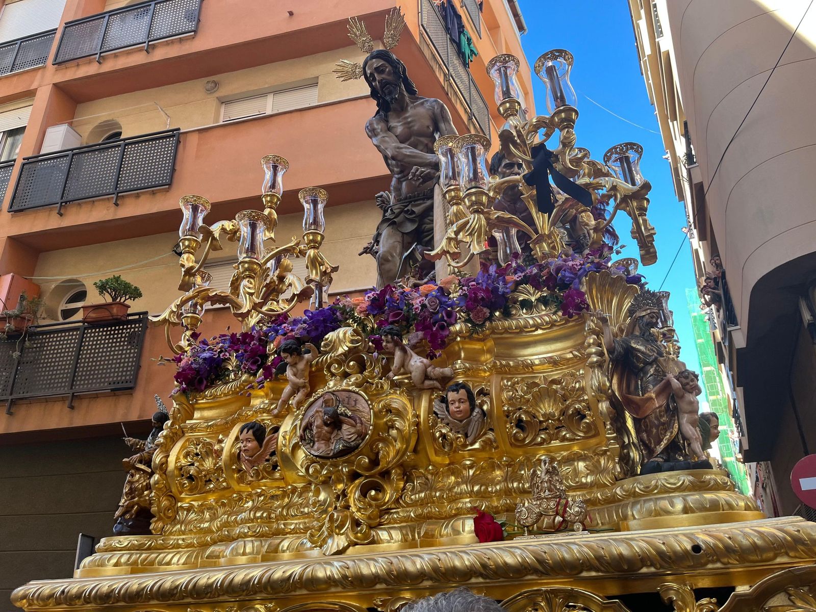 Cuarenta y cinco hombres bajo las trabajaderas y uno "ayudando desde el cielo"