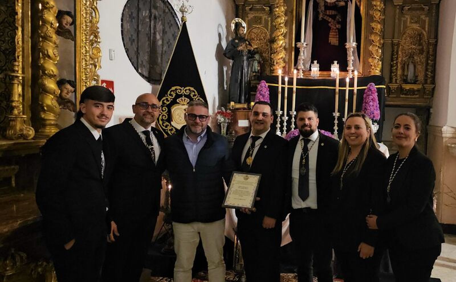 La Junta de Gobierno, con el autor de la fotografía / Cedida