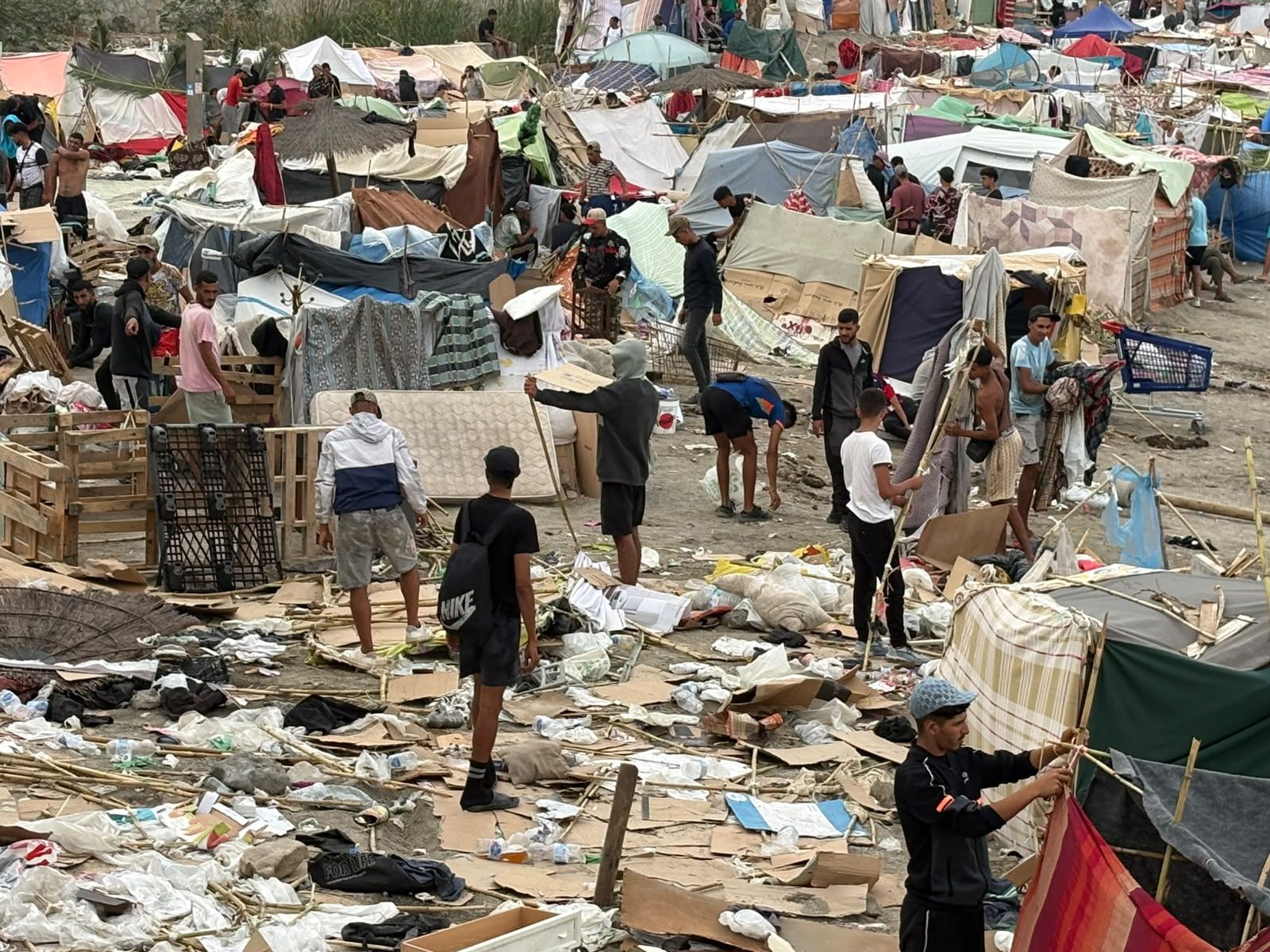 El asentamiento de migrantes en la playa de Benítez, este viernes tras el traslado